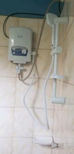 un secador de pelo está conectado a una pared en Nilenian Holiday Villas, en Jinja