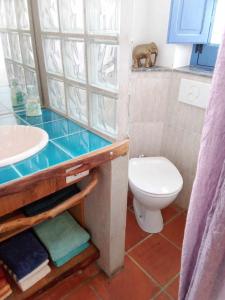 een badkamer met een toilet en een wastafel bij Casa Olive in San Vito