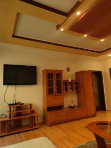 ein Wohnzimmer mit einem Flachbild-TV an der Wand in der Unterkunft Apartment in the centrum with free private parking in Levice