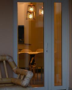 een glazen deur van een eetkamer met een tafel bij Neue VILLA ROSE Fazana in Pula