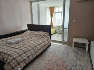 - une chambre avec un lit et une vue sur un balcon dans l'établissement Olivia`s Studio - apartment Iasi, à Iaşi