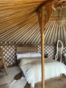 Postel nebo postele na pokoji v ubytování Camping Yurt In the Mountains, near Barcelona