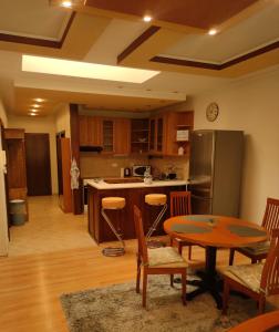 eine Küche mit einem Tisch und einem Esszimmer in der Unterkunft Apartment in the centrum with free private parking in Levice