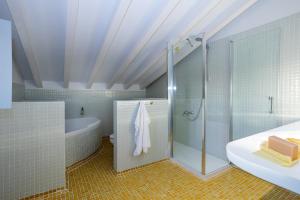 A bathroom at Casona Las Cinco Calderas Még 37 kép