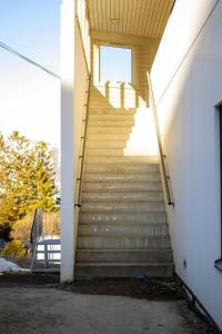 um conjunto de escadas que levam a um edifício em Fjellheim Kurs- og Misjonssenter em Tromsø