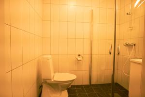 uma casa de banho com um WC e um chuveiro em Fjellheim Kurs- og Misjonssenter em Tromsø