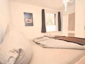 biała sypialnia z łóżkiem w rogu w obiekcie Adorable Aparment in Wildemann with Parking w mieście Wildemann