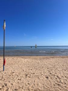 una playa con una bandera en la arena y el océano en Theo's House, en Silvi Marina