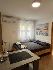 Postel nebo postele na pokoji v ubytování Apartments Jelena