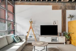 een woonkamer met een bank en een flatscreen-tv bij STYLISH APARTMENT IN CHIPPENDALE //PRIVATE PARKING in Sydney