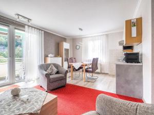uma sala de estar com uma mesa e uma cozinha em Modern Apartment in Schwalefeld with Garden em Willingen