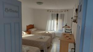 Habitación de hotel con 2 camas y baño en Casadidoru en Mansilla de las Mulas