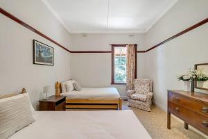 - une chambre avec un lit et une chaise dans l'établissement Pool Table - Traditional Mountain Escape, à Leura