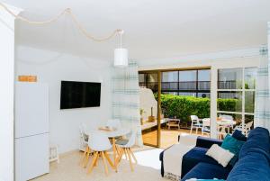TV a/nebo společenská místnost v ubytování 1BDR Sunny Terrace Apartment