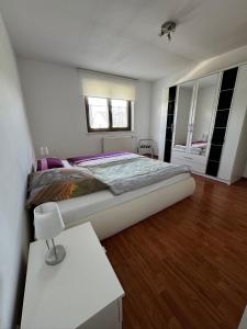 1 dormitorio con cama, mesa y ventana en Apartments Morneweg, en Kronberg im Taunus