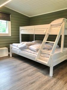 een slaapkamer met 2 stapelbedden in een kamer met groene muren bij Krokstrand Fjellpark AS in Storforshei