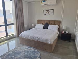 Tempat tidur dalam kamar di luxurious villa