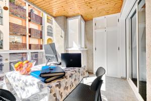 un ufficio con tavolo e sedie su un balcone di Casa Encanto Torrevieja a Torrevieja