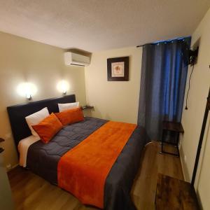 Postel nebo postele na pokoji v ubytování Hôtel L'Etoile Aéroport - A61