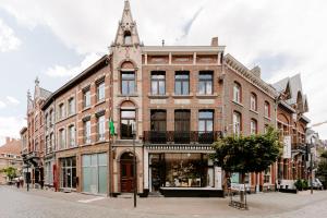 a large brick building on a city street at In Sint Lambertus in Hasselt