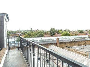 a view of a train station from a balcony at Family-Friendly 3-Bedroom Sojo Stay in London in London