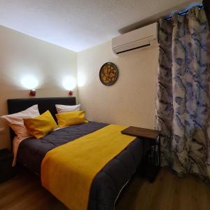 Postel nebo postele na pokoji v ubytování Hôtel L'Etoile Aéroport - A61