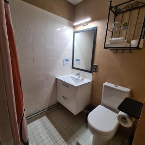 Koupelna v ubytování Hôtel L'Etoile Aéroport - A61