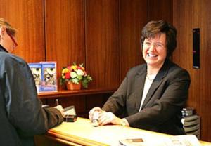 a man and a woman sitting at a desk at Hotel am Rathaus in Flensburg