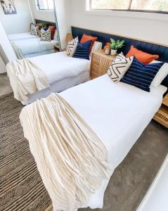 2 Betten in einem Zimmer mit Kissen in der Unterkunft OCEAN VIEW TOWNHOUSE Shell Cove in Dunmore