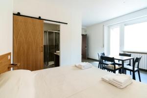- une chambre avec un lit et une table avec des chaises dans l'établissement Camere Cavour, à Macerata