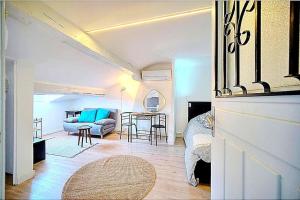 uma sala de estar com um sofá e uma mesa em Palais des festivals et rue d'Antibes charme mansardes em Cannes