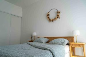 una camera da letto con un letto con una corona a muro di Ravissant 2 pièces lumineux et moderne a Rueil-Malmaison