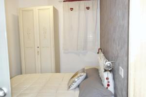 a bedroom with a bed and a window at One bedroom house with wifi at Vittoria in Vittoria