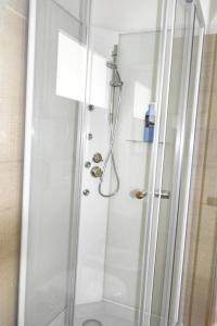 y baño con ducha y puerta de cristal. en One bedroom house with wifi at Vittoria en Vittoria