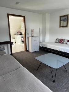 1 dormitorio con cama y mesa de centro en Apartments Morneweg, en Kronberg im Taunus