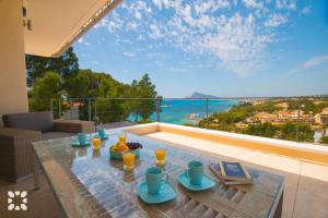 - une table à manger avec vue sur l'océan dans l'établissement Villa Ana Clara by Abahana Villas, à Altea