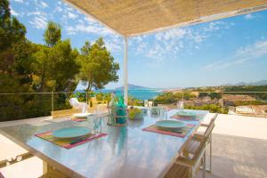 - une table à manger avec vue sur l'océan dans l'établissement Villa Ana Clara by Abahana Villas, à Altea