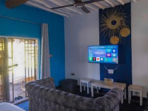 Televiisor ja/või meelelahutuskeskus majutusasutuses Sagwe Riviera Diani, Kenya
