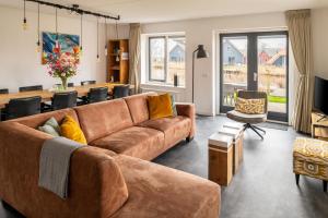 a living room with a couch and a table at Dormio Waterpark Langelille in Langelille