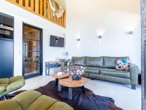 Istumisnurk majutusasutuses Sumptuous Holiday Home in Sankt with Jacuzzi Sauna