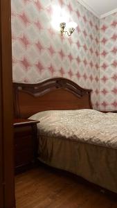 ein Schlafzimmer mit einem Bett und einer Wand in der Unterkunft HanHome in Talghar