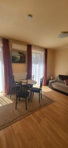Postel nebo postele na pokoji v ubytování Bástya Apartmanház