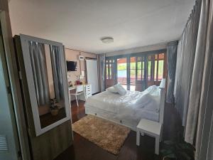- une chambre avec un lit et un bureau dans l'établissement Paradise Pool Villa at My Second home, à Ban Chang