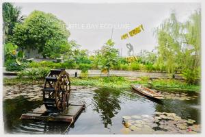 una pintura de un río con dos barcos dentro en Turtle Bay Eco Luxe Hua Hin, en Khao Tao
