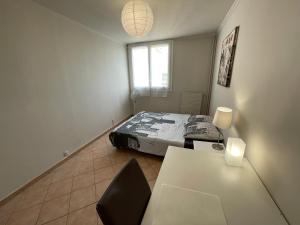 Postel nebo postele na pokoji v ubytování Chambre Privée en colocation dans un appartement Vaulx en Velin Centre