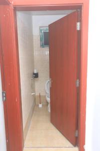 モンバサにあるOne bedroom fully furnished apartment at bamburiのバスルーム(トイレ付)への開放ドア
