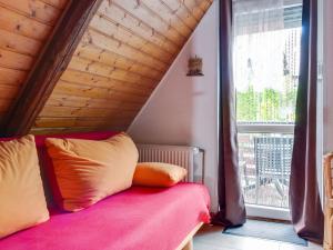 SieberにあるGorgeous Holiday Home with Balcony Garden Furniture Grillの窓とソファが備わるドミトリールームのベッド1台分です。