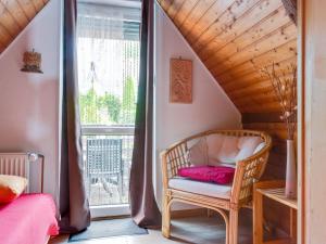 Ein Sitzbereich in der Unterkunft Gorgeous Holiday Home with Balcony Garden Furniture Grill