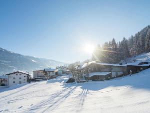 カルテンバッハにあるSpacious Holiday Home near Ski Area in Kaltenbachの雪に覆われた村
