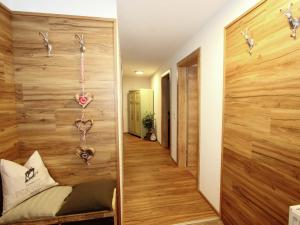 カルテンバッハにあるSpacious Holiday Home near Ski Area in Kaltenbachの木製の壁の客室で、ベッド1台、廊下が備わります。